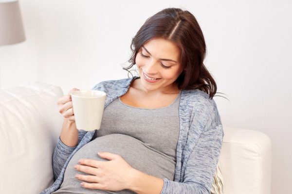 Berapa banyak air yang harus ibu hamil minum saat cuaca dingin?